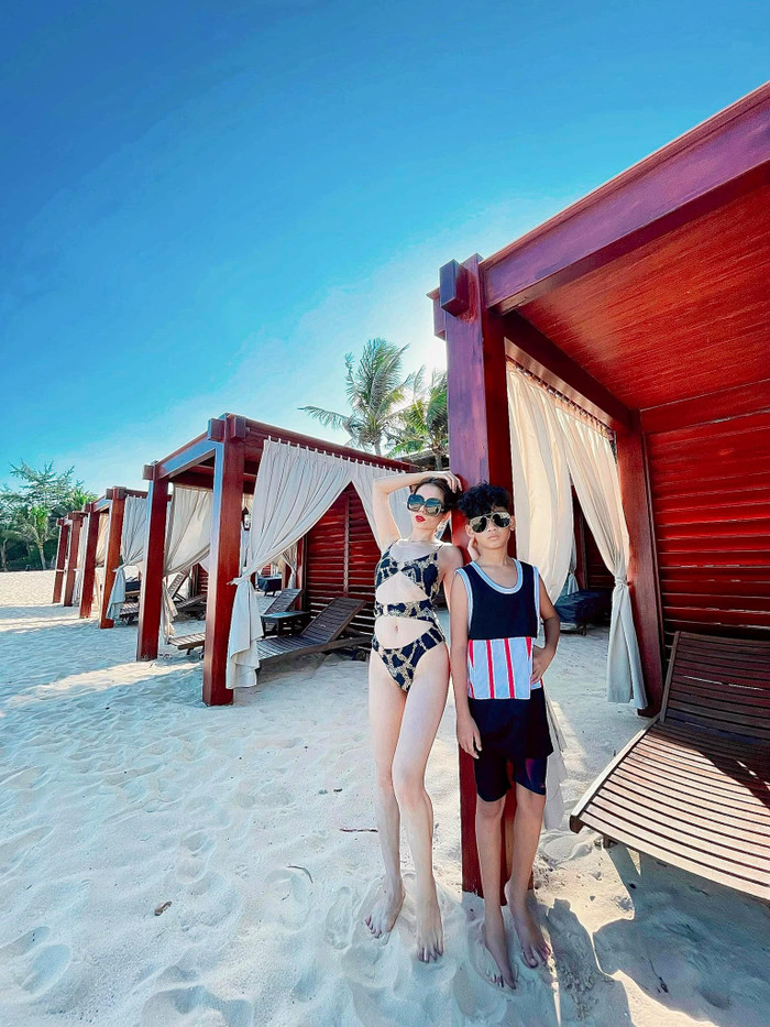 Lệ Quyên mặc bikini khoe body nuột nà bên con trai 10 tuổi Ảnh 1
