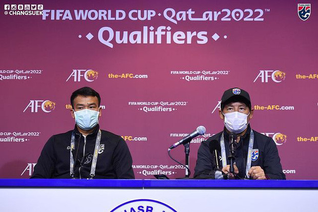 HLV Nishino ở cuộc họp báo trước trận Thái Lan vs Indonesia.