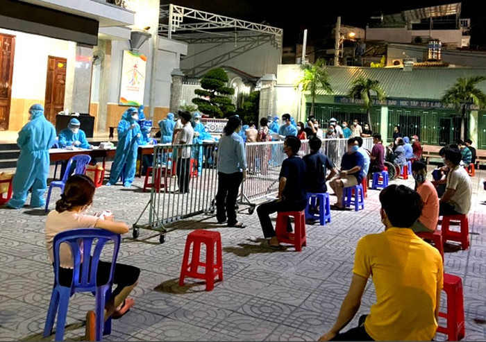 Lấy mẫu xét nghiệm những trường hợp sống trong khu vực phong tỏa ở phường 9, Gò Vấp. Ảnh: Trần Ngọc/PLO