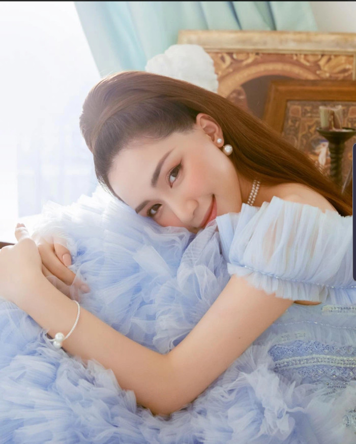 Với nét đẹp nhẹ nhàng, Hòa Minzy dễ dàng chinh phục ánh nhìn từ phiá các fan.