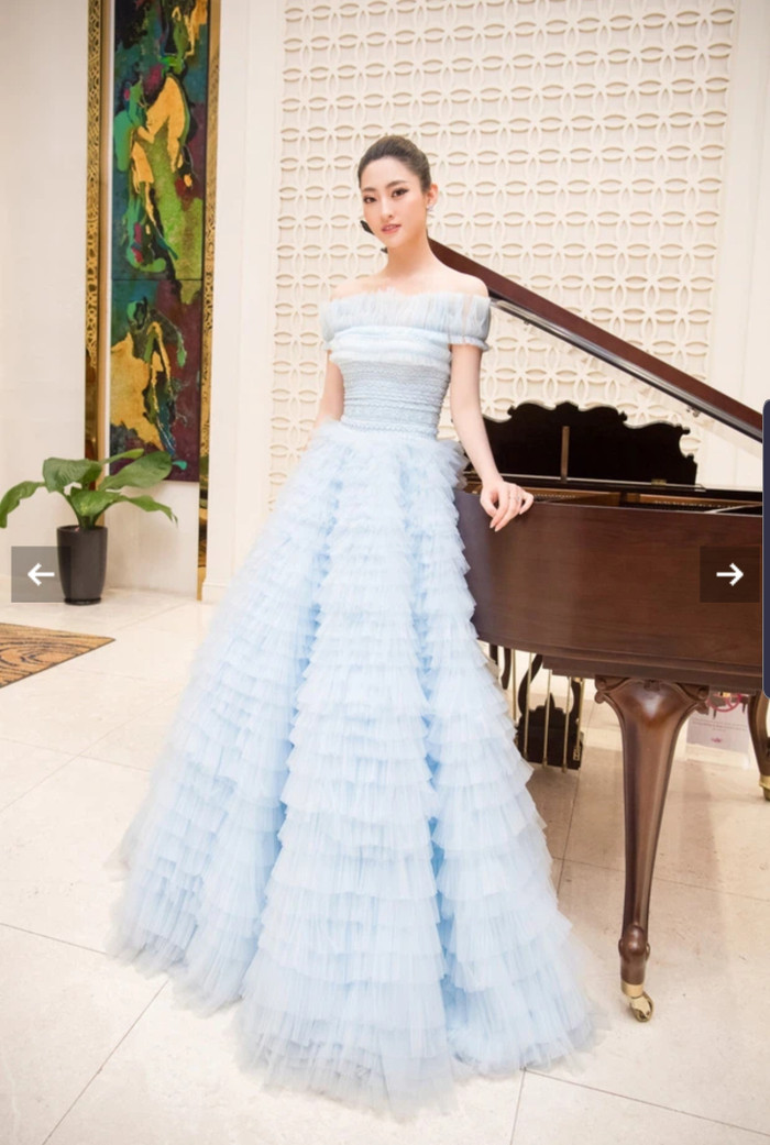 Lương Thùy Linh là người đầu tiên diện bộ cánh này, chiều cao chuẩn chỉnh, mẫu đầm xoè dài thướt tha không hề làm khó được nàng.