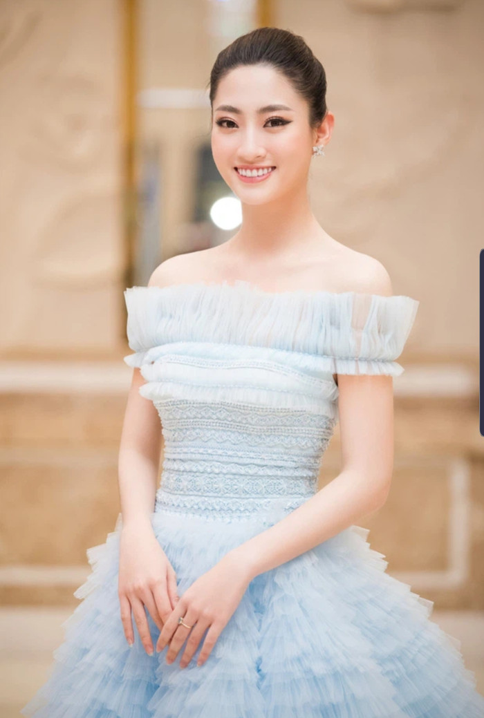 Vì trang phục đã quá nổi bật nên các chi tiết phụ kiện, trant sức đều được tiết giảm hết mức.