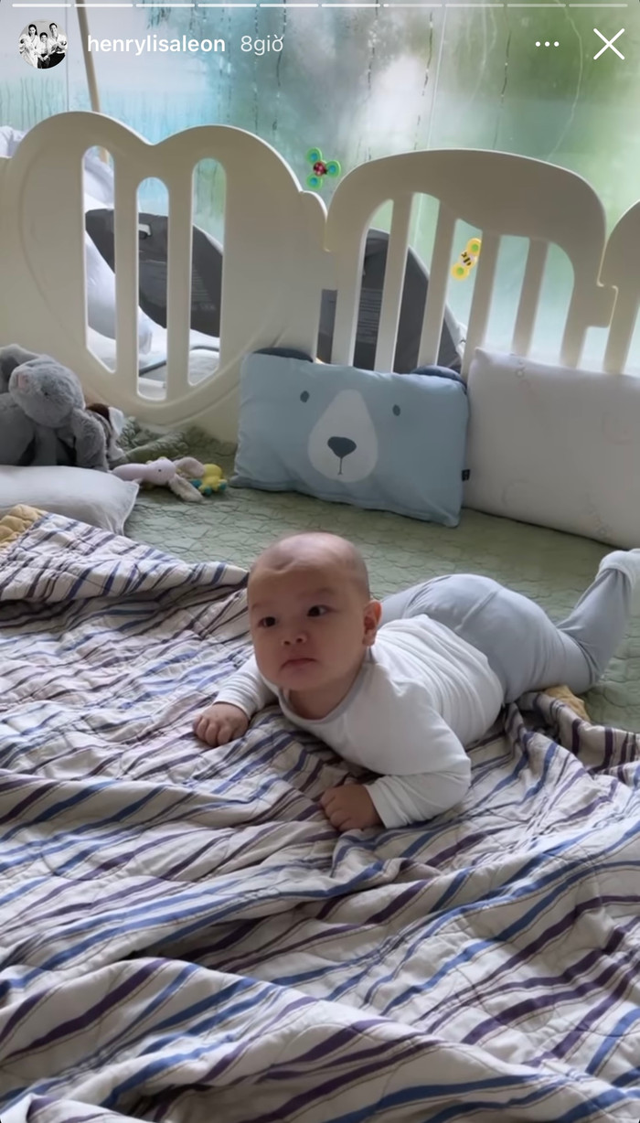 Cu cậu đang cố gắng thoát khỏi cơn buồn ngủ.