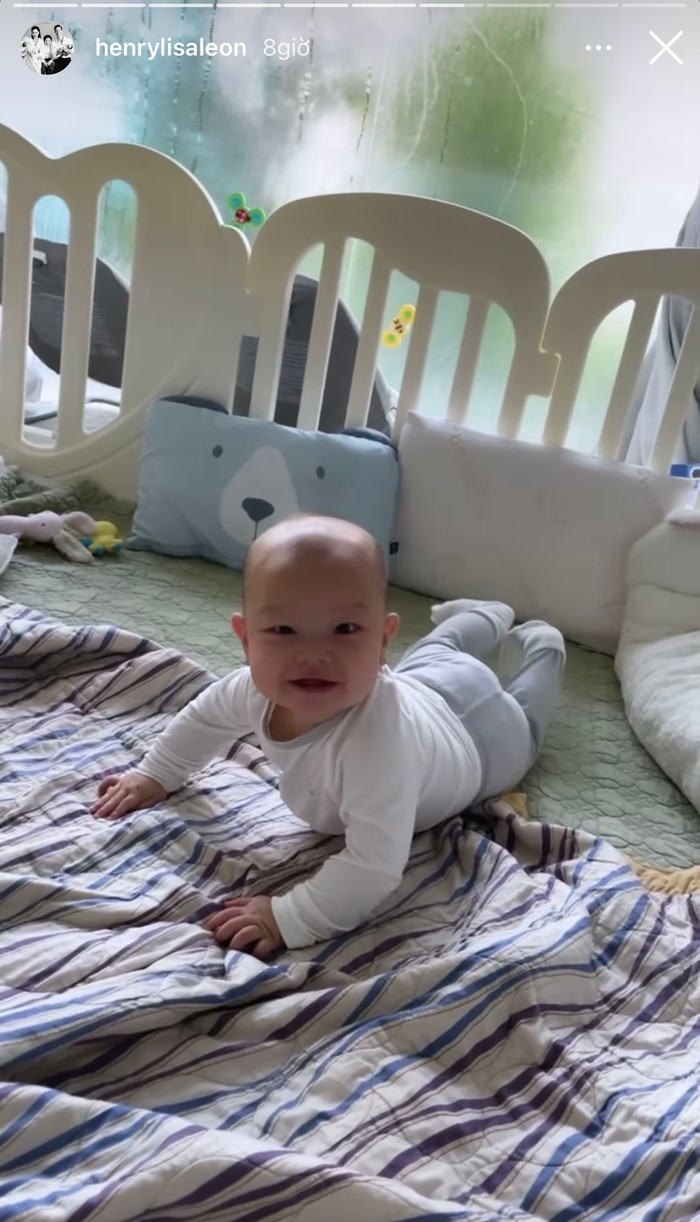 Khi nghe mẹ gọi tên thì liền cười toe toét thế này.