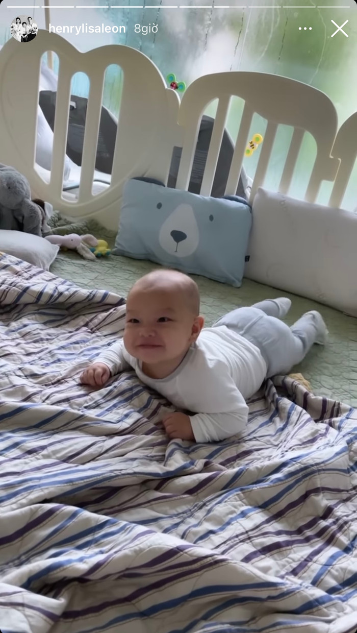 Mặc dù còn hơi mơ màng nhưng vẫn không quên nở nụ cười.