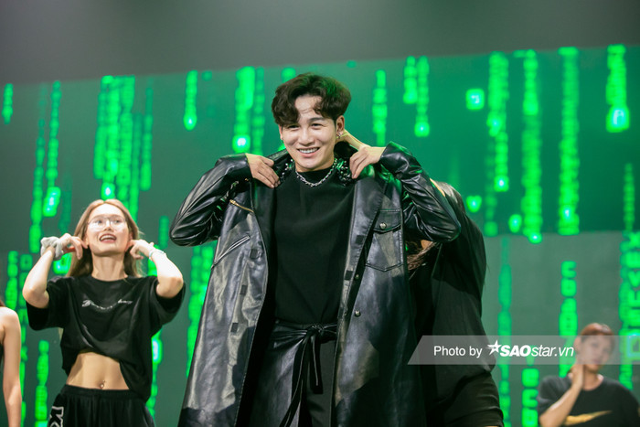 Ali Hoàng Dương đã có những chia sẻ thú vị trong hậu trường The Heroes