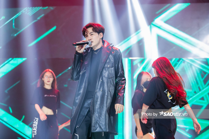 Trông nghiêm túc cơ đấy nhưng khi bước xuống sân khấu, chiến binh của đội Master Khắc Hưng cũng hài hước vô cùng