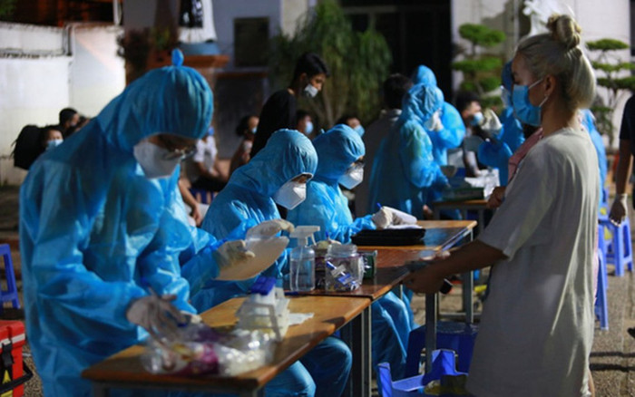 Phóng viên hoảng loạn òa lên khóc khi thấy cổ họng đau rát, phía trước là F1, bên kia là F2 Ảnh 2