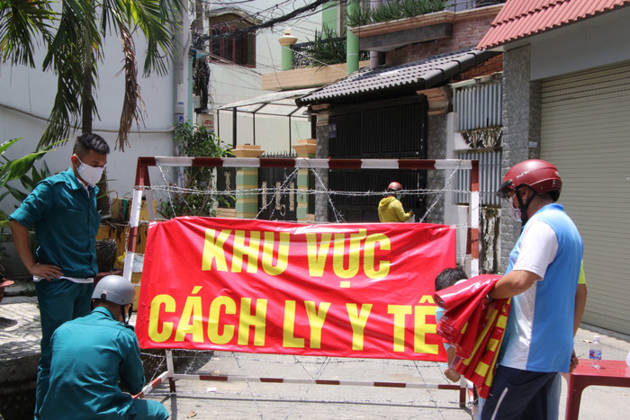 Phong tỏa 1 phần của hẻm 91 Phạm Văn Chiêu, P.14, Q.Gò Vấp ngày 29/5. Ảnh: Báo Thanh Niên