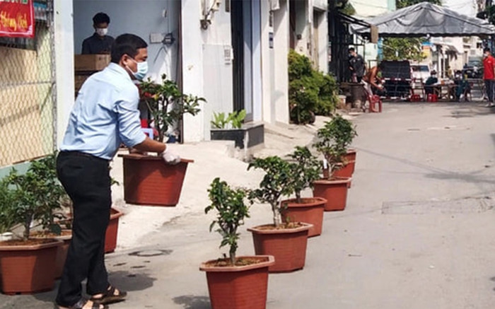 'Cây táo nở hoa' phiên bản đời thực: Mỗi hộ dân trong khu vực cách ly được phát cây táo để trồng Ảnh 2