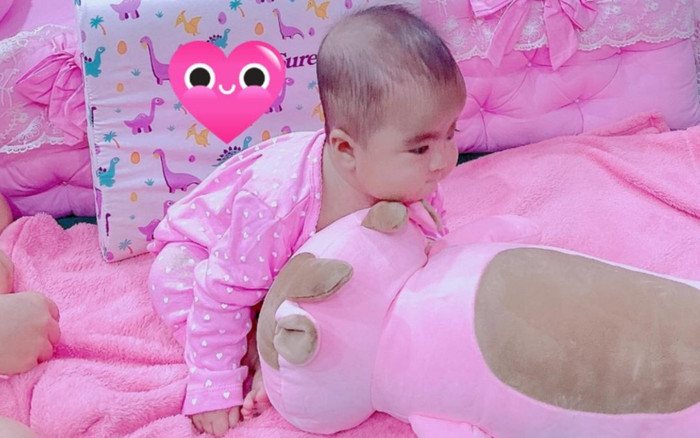 'Công chúa nhỏ' nhà Mạc Văn Khoa chính thức ngủ riêng, được bố mẹ sắm hẳn chiếc giường màu hồng xịn xò Ảnh 2