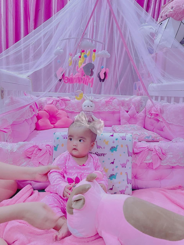 Bé Minnie được bố mẹ cho ngủ riêng sau hơn 5 tháng tuổi.