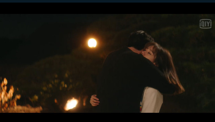 Ông lão Shin Woo Yeo ôm chầm lấy Lee Dam