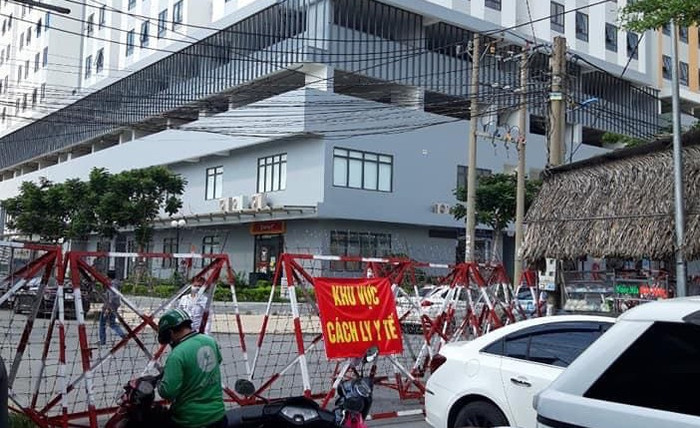 Chung cư Marina Tower bị phong tỏa vào chiều 3/6. Ảnh: Zing.vn