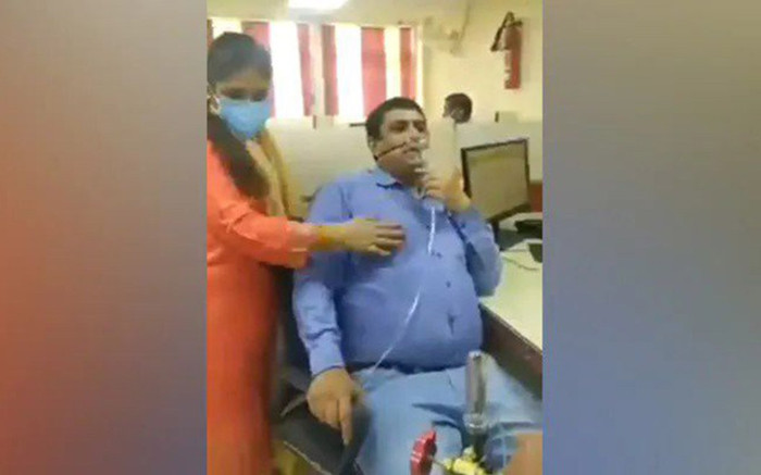 Nhân viên mắc Covid-19 vẫn phải đeo bình oxy đi làm, sự thật đằng sau khiến dân mạng 'ngã ngửa' Ảnh 2