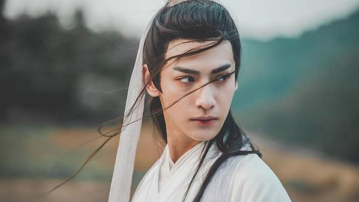 Trong Hương mật tựa khói sương năm 2018, quá trình hắc hóa đẫm nước mắt của Dạ thần Nhuận Ngọc khiến bao khán giả mủi lòng, khiến nam diễn viên La Vân Hi được yêu thích chẳng kém cặp đôi chính Dương Tử - Đặng Luân.