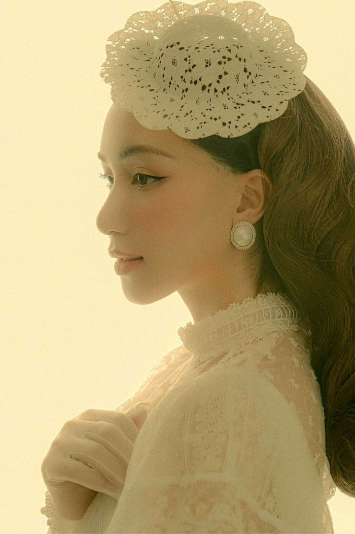 Tấm ảnh này nhận được nhiều nhận xét là Hòa Minzy nhìn có nét rất giống với Hương Giang.