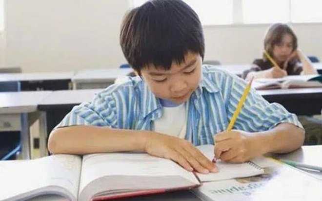 Bài văn bé tả tình yêu của bố mẹ: Tưởng hạnh phúc ngọt ngào ai ngờ 'bóc phốt' siêu thực Ảnh 2