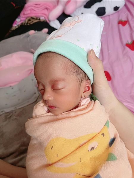 Bé Minnie lúc mới sinh có chiếc mũi cao vút.