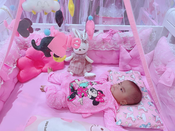 Bé Minnie được bố mẹ cho ngủ giường riêng nhưng vẫn chung phòng.