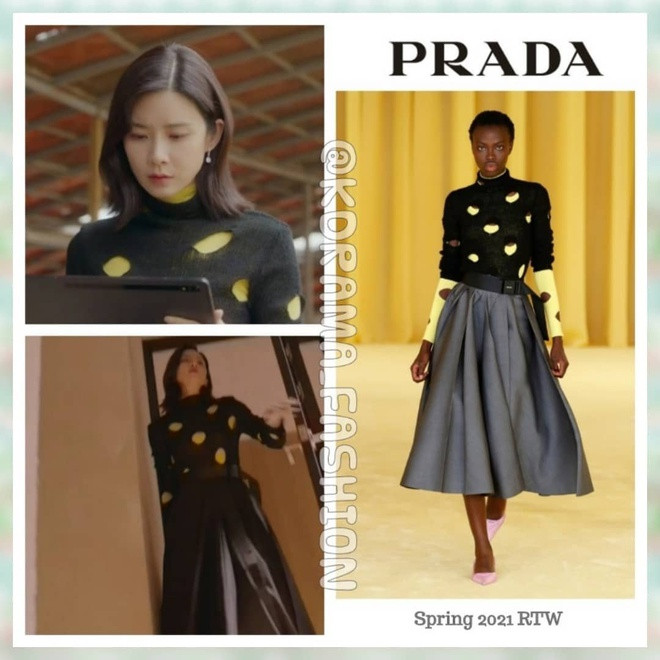 Chiếc váy này của Seo Hee Soo nằm trong bộ sưu tập Xuân - Hè 2021 của Prada. Cô kết hợp thêm túi xách 3.700 USD của hãng (85 triệu VNĐ).