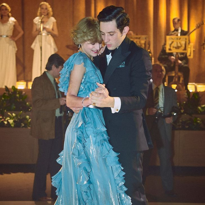 Màu sắc, kiểu dáng của chiếc váy không hề bị lỗi thời trong năm 2021.