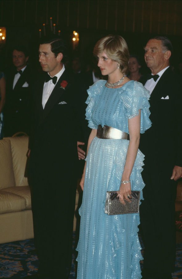 Chiếc váy dạ hội màu xanh được Công nương Diana mặc ở Sydney năm 1983 cũng xuất hiện trong The Crown.