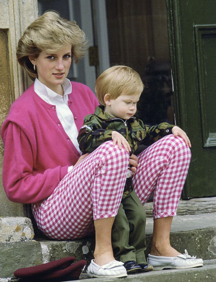 Chiếc quần lửng kẻ caro của Công nương Diana là một huyền thoại trong thế giới thời trang. Năm 1986, bà mặc nó khi ngồi ngoài hiên nhà với Hoàng tử Harry.