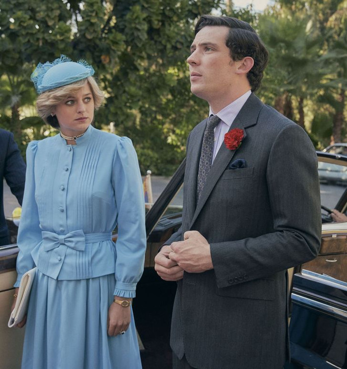 Trong phim, trang phục của Emma được tái hiện chi tiết từ thiết kế, chất liệu váy đến các phụ kiện đi kèm như vòng ngọc trai, ví cầm tay…