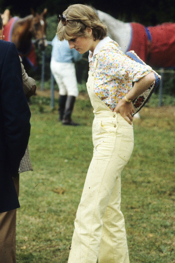 Năm 1981, Công nương Diana đã từng mặc một chiếc quần yếm giản dị không có vẻ gì quý tộc hay hoàng gia.