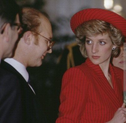 Năm 1986, Công nương Diana mặc một chiếc áo khoác sọc đỏ tuyệt đẹp đến thăm nước Áo.