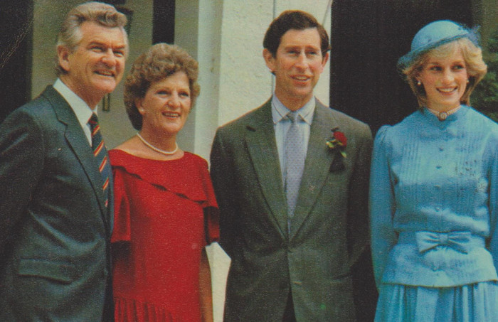 Công nương Diana yêu thích trang phục màu xanh da trời. Bà mặc màu sắc của hòa bình khi đến gặp thủ tướng Úc.