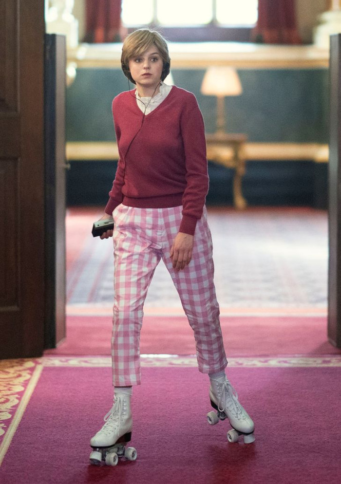 Emma Corrin (nữ diễn viên thủ vai Diana) mặc trang phục tương tự khi trượt patin ở Cung điện Buckingham. Nhiều khán giả cho rằng biên kịch và đạo diễn đã mô tả sự táo bạo của Công nương hơi quá ‘lố’.