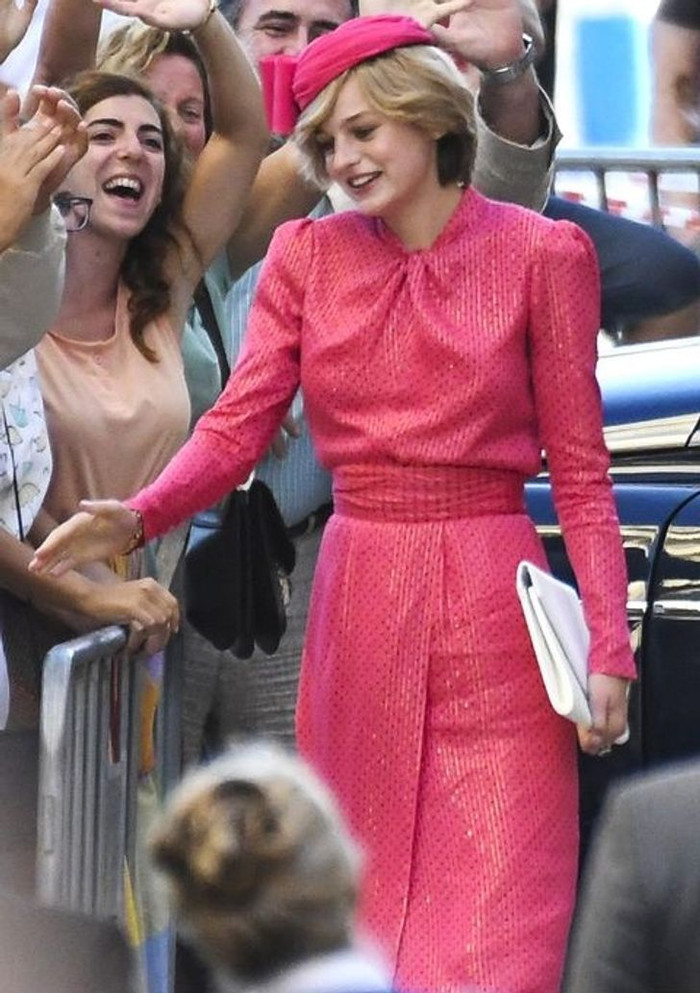 Khi hình ảnh mặc váy hồng của Emma rò rỉ trên internet, cư dân mạng đã hết sức ngạc nhiên vì trông cô giống hệt Công nương quá cố.