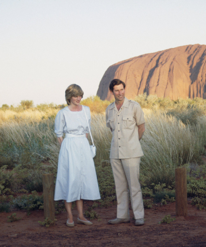Quần áo của Công nương Diana và Thái tử Charles trong chuyến thăm Ayers Rock (Úc) cũng xuất hiện trong phim.