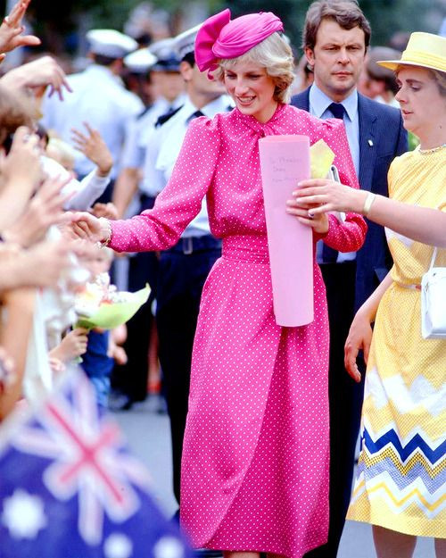 Một chiếc váy khác được Diana mặc trong chuyến đi Perth (Úc) cũng đã được các nhà thiết kế trang phục của loạt phim tái tạo một cách tài tình.