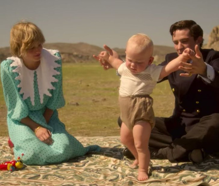 Không chỉ chiếc váy xanh của Diana được tái tạo lại mà cảnh cả gia đình hoàng gia trong chuyến công du tới New Zealand cũng xuất hiện trong phim.