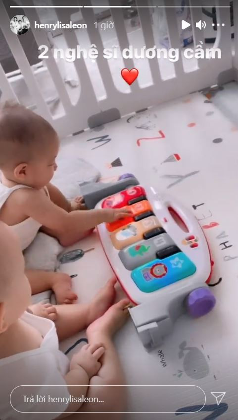 Trong clip, Lisa và Leon được mẹ Hồ Ngọc Hà cho ngồi chơi chiếc đàn dương cầm phiên bản thiếu nhi với màu sắc bắt mắt, đa dạng.