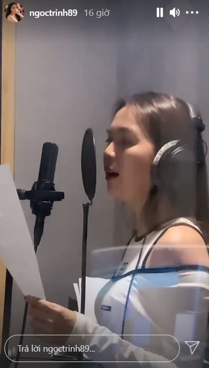 Ngọc Trinh không ít lần khoe giọng hát nghiêm túc của mình thông qua những bản cover và xuất hiện trong phòng thu.