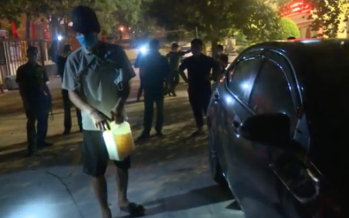 Bị nhắc nhở phòng dịch Covid-19, người đàn ông đột nhập vào trụ sở UBND phường đốt xe ô tô trả thù Ảnh 2