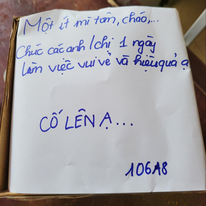 Dù chỉ là gói mỳ tôm, cháo gói nhưng lại ấm áp tình cảm đến nhường nào