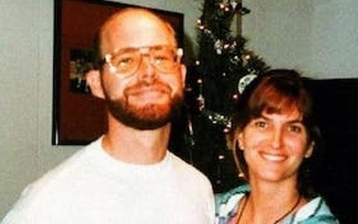 Đôi vợ chồng bị bỏ quên ngoài biển với đàn cá mập, quyển nhật ký hé lộ điềm báo rợn người Ảnh 2