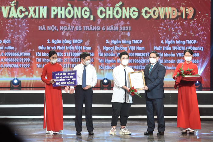 Thủ tướng Chính phủ Phạm Minh Chínhtrao chứng nhận, hoa cảm ơnem Lê Đức Hiếu, học sinh Trường Phạm Hồng Thái, Ba Đình, Hà Nội, 15 tuổi.