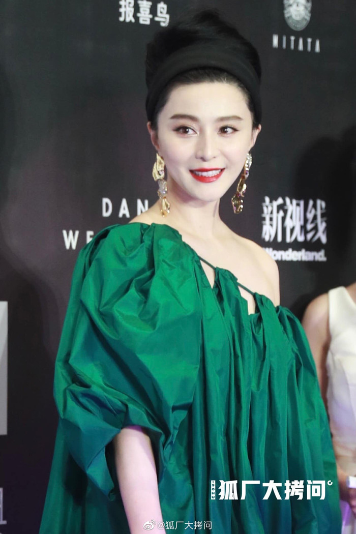 Camera chụp cận cảnh làn da trắng không tì vết của Băng tỷ tại sự kiện