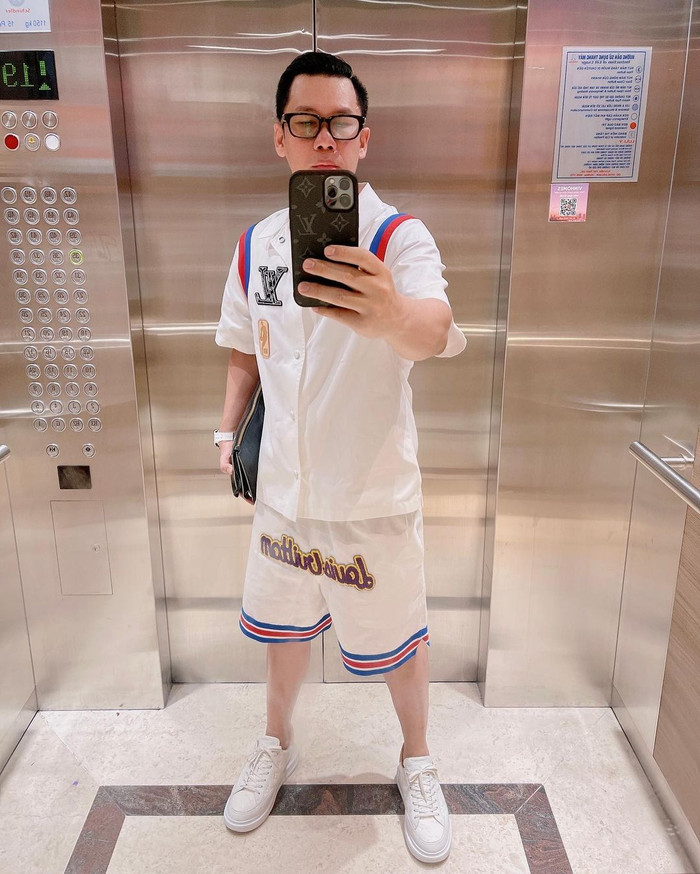 Set đồ trẻ trung, đắt giá của nhà mốt Louis Vuitton khiến Đức Huy trông trẻ ra nhiều tuổi. Thậm chí nếu đứng cùng con trai thì trông khác gì hai anh em đâu...