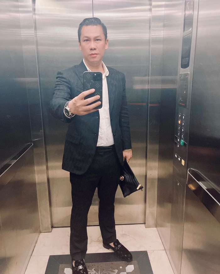 Khi khác lại gây ấn tượng với suit theo tông đen, túi cầm tay dạng bì thư trendy.