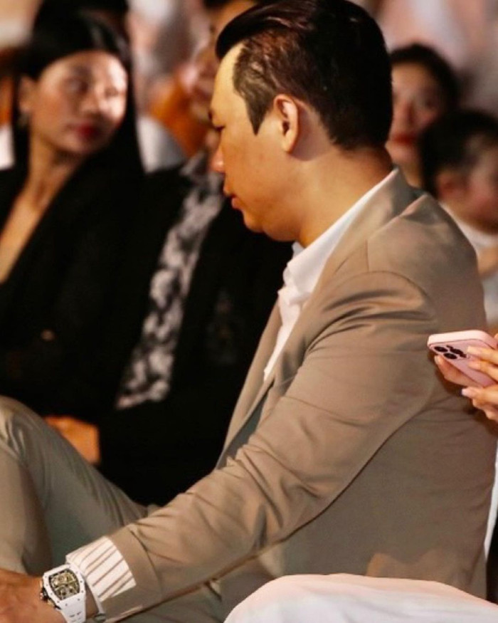 Những bộ cánh này tạo nên hình ảnh tổng tài, đắt giá cho anh...