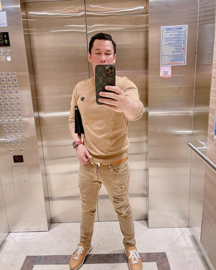 Áo và giày, quần cùng tông màu khá thú vị - một cách mặc không hề khó đẹp.