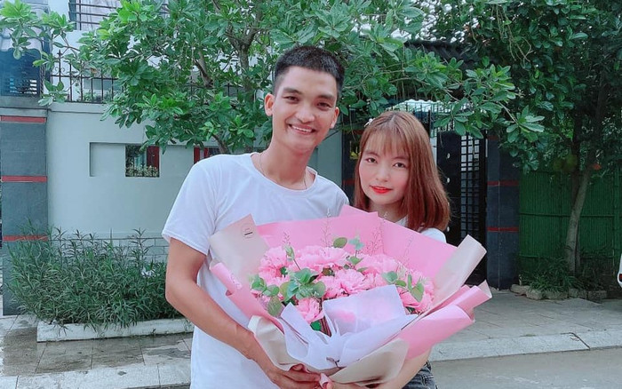 Mặc kệ bị nghi ngoại tình, vợ Mạc Văn Khoa hạnh phúc khoe được chồng tặng hoa kỷ niệm 6 năm bên nhau Ảnh 2