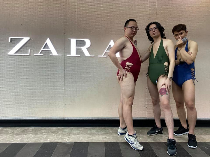 3 người đàn ông tự tin tạo dáng trong bộ bikini cắt xẻ táo bạo.